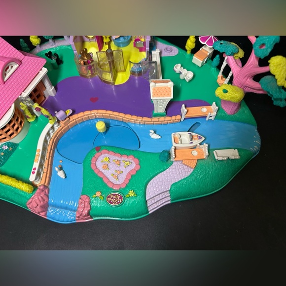 Polly Pocket Magical Movin’ Pollyville Playset - Picture 7 of 16